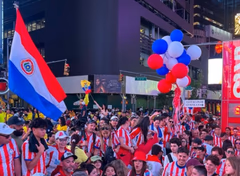 Miles de hinchas paraguayos realizaron un histórico banderazo en Times Square