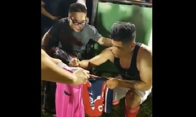 Aquino regala camiseta a fanático en noble gesto