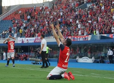 Cerro Porteño supera a Olimpia y se mantiene en la pelea