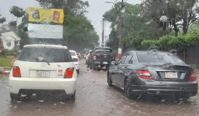 Mujer es empujada al raudal y arrastrada hasta el arroyo San Lorenzo