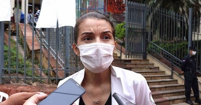 Médica afirma que será imputada tras encadenarse al portón de Mburuvicha Róga