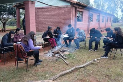 Estudiantes dan clases al aire libre en pleno frío por falta de aulas seguras