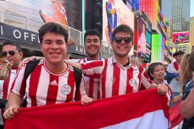 Times Square se tiñe de albirrojo antes del Paraguay vs. Francia