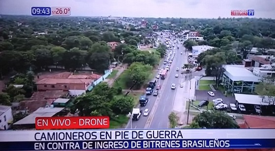 Camioneros se movilizan hacia el centro de la capital