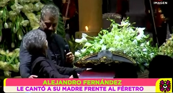 Alejandro Fernández le canta a su padre en funeral