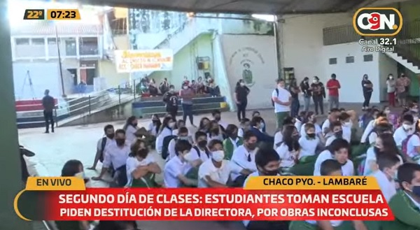 Estudiantes y padres toman colegio en Lambar en segundo d a de clases