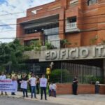 Desvinculados de Itaipú demandan reintegro en medio de controversias legales