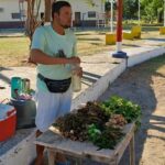 Joven paga sus estudios vendiendo yuyos en Fuerte Olimpo