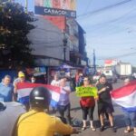 Protesta en el Mercado 4: comerciantes cierran calle Pettirossi por problemas de cloaca