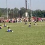 Niños futbolistas protestan sentados en la cancha ante falta de ambulancia en partido
