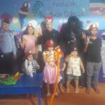 Policías llevan alegría a niños con leucemia en San Juan Ára