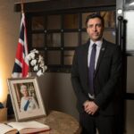 Embajador británico busca últimas aventuras antes de partir