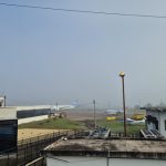 Intensa niebla paraliza operaciones en aeropuertos