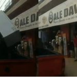 Cliente indignado dejó heladera defectuosa frente a tienda en Villarrica