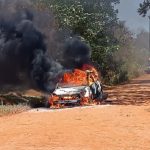 Vehículo se incendia en plena marcha en Tavapy; conductora ilesa