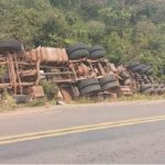 Camión con 650 bolsas de cemento vuelca en ruta Yaguarón-Pirayú