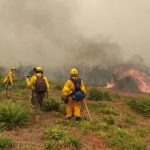 Cambio del viento agrava incendios y casi atrapa a bomberos en el Chaco