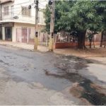 Vecinos de Fernando de la Mora denuncian fuga cloacal y baches