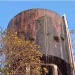 Tanque de agua en Ypané con grietas y riesgo de desplomarse