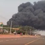 Fuego arrasa fábrica de piscinas en Caaguazú; bomberos controlan incendio