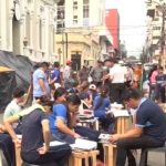 Niños dan clases en la calle mientras sus padres protestan frente al Indert