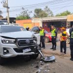 Joven finge comprar camioneta, la roba y es detenido tras choque