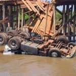 Colapso de puente en Caaguazú deja un camionero fallecido