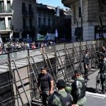 Universitarios protestan contra plan de ajuste de Javier Milei