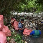 Voluntarios limpian arroyo Tapiracuai para mejorar su ecosistema