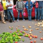 Agricultores lanzan tomates y locotes en la calle para denunciar el contrabando