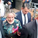 Anadelia Acosta evade a la prensa tras audiencia judicial