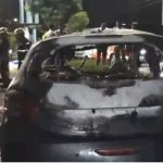 Chocó contra un árbol, su auto se incendió y lamentablemente falleció