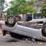 Aparatoso vuelco en Av. San Martín deja solo daños materiales