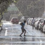 Domingo cálido con lluvias dispersas y clima húmedo