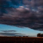 Jornada cálida con lluvias dispersas y cielo nublado