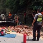 Vuelco de camión en Pedrozo deja dos personas atrapadas