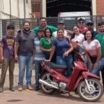 Compañeros le regalan moto nueva tras ser víctima de robo