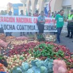 Campesinos regalan productos en protesta contra el MAG