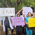 Médicos residentes exigen derechos y mejora salarial