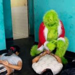 Perú: Policía se disfraza del Grinch para arrestar a vendedores de drogas