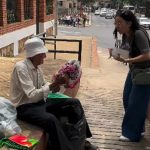 Jóvenes solidarios compraron toda la mercadería de un abuelito en Asunción