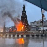 Quema de árbol navideño desata protestas masivas en Siria