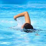 Cómo afectan los químicos de piscinas a la piel y el cabello