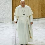 El papa Francisco sufre caída, pero sin fracturas