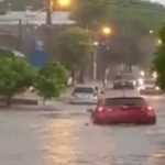 Familia es rescatada tras ser arrastrada por un raudal en Abasto