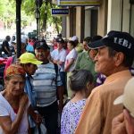 Adultos mayores esperan horas para cobrar pensiones y se van con las manos vacías